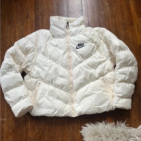 Nike Women’s Sportswear White Puffer Jacket - Picture 1 of 4